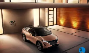 Nissan Ariya color cobre, listo para cargar en un garaje moderno.