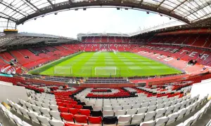 Widok na murawę i trybuny stadionu Old Trafford. Znany z imponującej pojemności, ten obiekt jest domem Manchesteru United.
