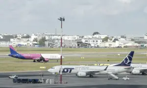 Samolot LOT-u i Wizz Air na płycie lotniska Chopina. Długość pasa startowego na Lotnisku Chopina pozwala na starty i lądowania wielu samolotów.