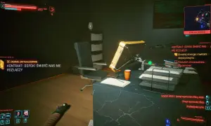 W biurze w stylu cyberpunk, zadanie "Dopóki śmierć nas nie rozłączy" aktualizuje się. Na biurku leży dokumentacja i kubek.
