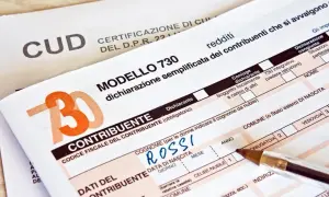Modello 730 e CUD, documenti per la dichiarazione dei redditi. Compilazione del cognome "Rossi" per la richiesta CUD datore di lavoro.