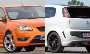 Pomarańczowy Ford Focus i biały Fiat Punto Abarth – dwa sportowe hot hatche gotowe do jazdy.