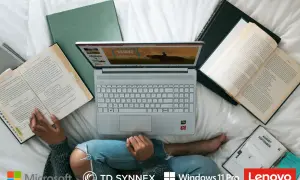 Osoba korzysta z laptopa z systemem Windows 10, otoczona książkami i notatnikiem.