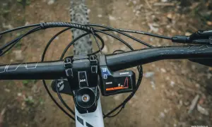 Widok na kierownicę roweru elektrycznego z wyświetlaczem Shimano. Dowiedz się, jak jeździć rowerem elektrycznym, korzystając z trybu ECO.