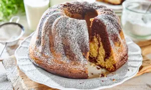 Wilgotna, dwukolorowa babka wielkanocna z cukrem pudrem. Idealna na świąteczny stół, zachwyca smakiem i wyglądem.