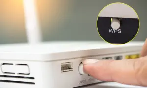 Palec naciska przycisk WPS na routerze. WPS co to? To łatwy sposób na połączenie urządzeń z siecią Wi-Fi.
