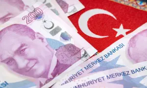Turecka waluta, banknoty 200 lir, na tle flagi Turcji. Sprawdź aktualny kurs wymiany!