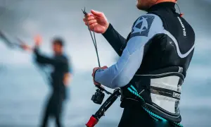 Trapez kitesurfingowy: Jak wybrać idealny dla komfortu i progresu?