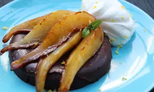 Deliciosa marquesa de chocolate con peras caramelizadas y crema batida, un postre que te hará sentir como la realeza.
