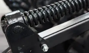 Mécanisme noir avec ressort hélicoïdal, peut-être la source d'un bruit poulie damper.