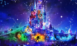 Magiczny zamek w Disneyland Paris rozświetlony fajerwerkami i postaciami z bajek. Bilety do tego świata marzeń czekają!