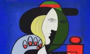 Obraz w stylu sztuki pop art przedstawia profil kobiety z blond włosami i niebieskim okiem, na tle niebieskiego tła.