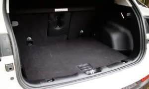 Tomt jeep compass bagageutrymme med fästen för barnstol. Perfekt för helgens äventyr!