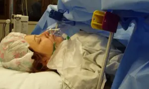 Ile trwa cesarka? Poznaj czas zabiegu i co go wydłuża