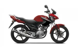 Czerwony motocykl Yamaha YBR 125 z czarnymi akcentami, gotowy na miejskie przygody.