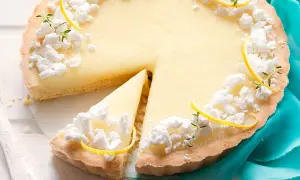 Deliziosa crostata al limone con meringhe e scorzette, una fetta è già stata servita.