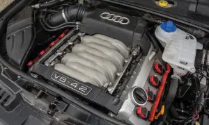 Silnik V8 4.2 Audi, jeden z najlepszych silników benzynowych, z widocznymi cewkami zapłonowymi i kolektorem dolotowym.