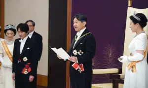 Cesarz Japonii w uroczystym stroju, z orderami, przemawia do cesarzowej.