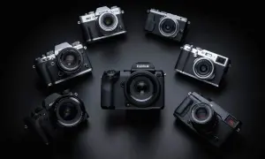 Kolekcja aparatów Fujifilm ułożona w okrąg. W centrum duży, czarny korpus, a wokół niego mniejsze modele, w tym X-T20. Każdy aparat to potencjalna pełna klatka możliwości.