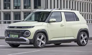 Jasnozielony Hyundai Exter na parkingu. Zastanawiasz się, ile kosztuje najtańszy samochód elektryczny? Ten model może być odpowiedzią.
