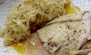 Une aile de raie tendre et savoureuse, servie avec une choucroute maison.