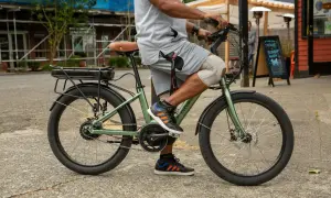 Mężczyzna na rowerze elektrycznym, idealnym do miejskich podróży. Ten model świetnie sprawdzi się w rankingu rowerów elektrycznych.
