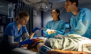 Trzej lekarze w niebieskich fartuchach ratują pacjenta na stole operacyjnym. Dlaczego popularny serial medyczny ma zakaz nagrywania w prawdziwych szpitalach?