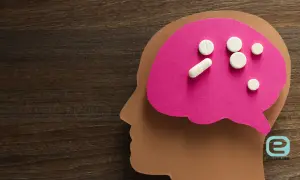 Pigułki na różowym tle symbolizującym mózg, sugerujące zespół serotoninowy objawy i leczenie.