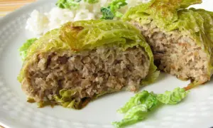 Chou farci recette traditionnelle, un plat réconfortant avec une farce généreuse et des feuilles de chou tendres, servi avec du riz.