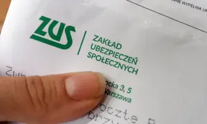 Palec wskazujący na dokumencie ZUS, potwierdzającym ubezpieczenie wypadkowe.