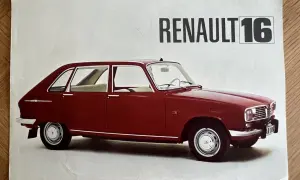 En röd Renault 16, en klassisk bil med en unik design, visas i profil.
