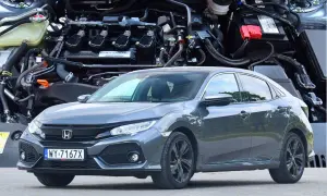 Szary Honda Civic 2017 z widocznym silnikiem.