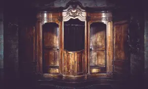 Drewniana konfesjonał, miejsce refleksji i przygotowania do spowiedzi.