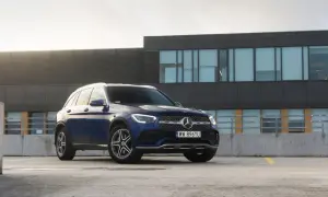 Elegancki, granatowy Mercedes GLC SUV zaparkowany na dachu budynku.