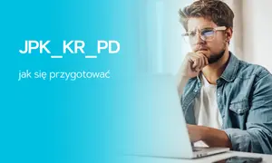 Mężczyzna w okularach pochyla się nad laptopem, zastanawiając się nad JPK_KR_PD. Jak się przygotować do tego zadania?