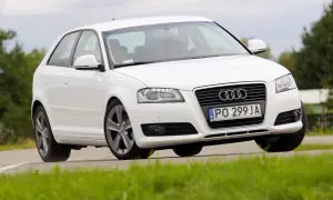 Białe Audi A3 8P w ruchu, z widoczną żarówką stopu.