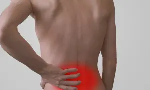 Dolore alla schiena, con un'area rossa che evidenzia i sintomi di uno strappo lombare.
