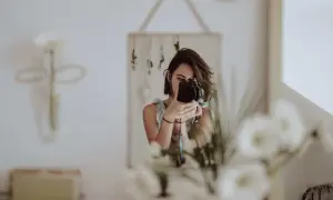 Niewidoczny aparat w selfie? Magiczne triki na perfekcyjne zdjęcie w lustrze