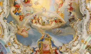 Prunkvolles Deckenfresko der Wieskirche innen mit Engeln und biblischen Szenen, ein Meisterwerk barocker Kunst.