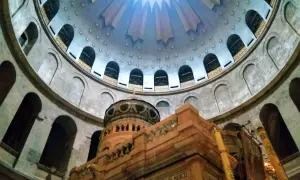 Wnętrze Bazyliki Grobu Świętego w Jerozolimie. Różnica między Jerozolimą a Rzymem jako centrami chrześcijaństwa jest tu widoczna.