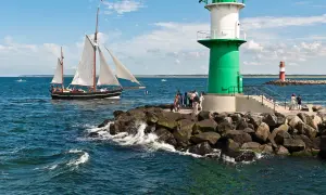 Segelschiff und Leuchttürme am Meer – so lässt sich ein schöner Tag gestalten, wenn man in Rostock ist.