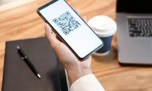 Smartphone con QR code per l'invalidità civile.