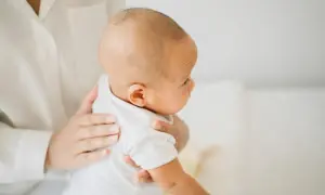 Noworodek czka? Skuteczne sposoby i kiedy do lekarza
