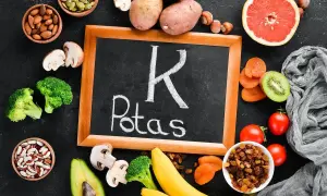 Potas to kluczowy pierwiastek, którego niedobór może być groźny. Na zdjęciu produkty bogate w potas: ziemniaki, banany, awokado, brokuły, pomidory, suszone morele, rodzynki, orzechy, migdały, pestki dyni.