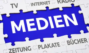 Puzzle-Teile mit "MEDIEN" im Zentrum, umgeben von "TV", "INTERNET", "RADIO", "ZEITUNG", "PLAKATE", "BÜCHER". Der megatrend digitalisierung verbindet sie alle.