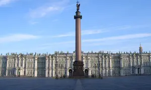 Hoher Säulenmonument mit Engel-Statue in Russland, vor dem Winterpalast in St. Petersburg.