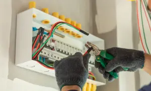Ile zarabia elektryk w Polsce? Zaskakujące różnice w wynagrodzeniach