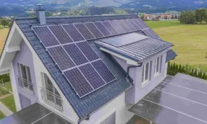 Tejado con paneles solares, ideal para calcular cuántas placas solares necesito para una casa de 200m2.