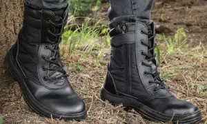 Czarne buty taktyczne z materiału syntetycznego, sznurowane i zapinane na zamek, idealne na leśne wyprawy.