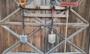 Jak zrobić wieszak na narzędzia ogrodowe? Prosty DIY [Poradnik]